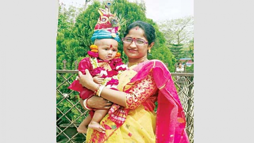 ছেলে কোলে সুপর্ণা দে 