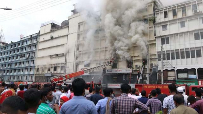 সাড়ে ৩ ঘণ্টায়ও নিয়ন্ত্রণে আসেনি বনানীর আগুন