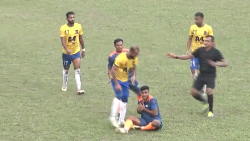 শেখ জামাল-ব্রাদার্স ম্যাচে তুমুল মারামারি, দেখা মেলেনি পুলিশের