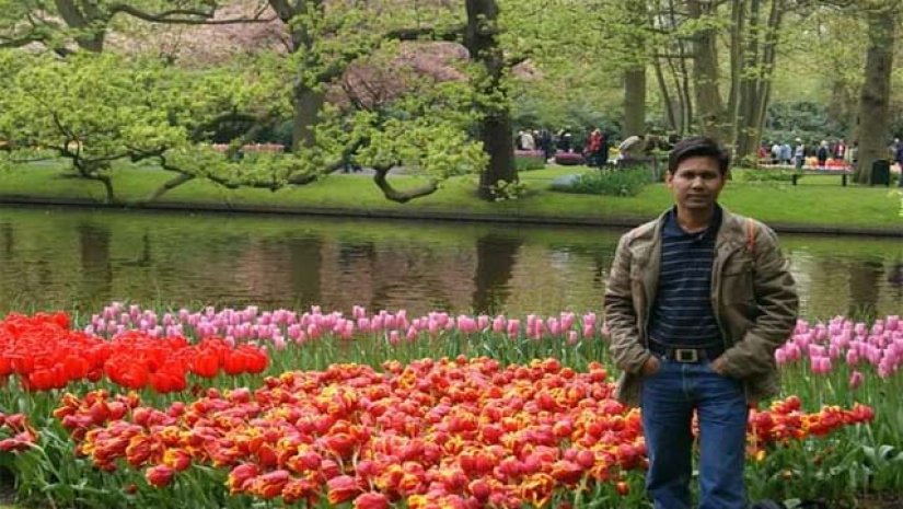 শিক্ষাপ্রতিষ্ঠান খোলার দাবিতে পায়ে হেঁটে রাবি শিক্ষকের নীরব প্রতিবাদ