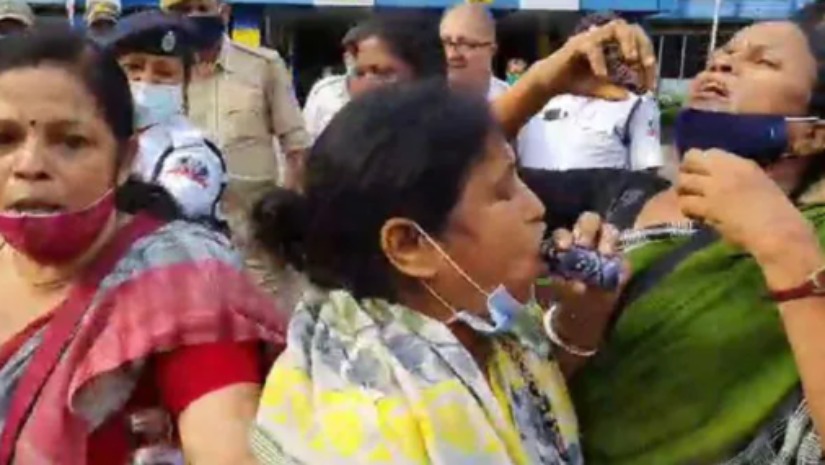ভারতের পশ্চিমবঙ্গের কলকাতায় বিকাশ ভবনের সামনে পুলিশের উপস্থিতিতেই বিষ খেয়ে আত্মহত্যার চেষ্টা করেন শিক্ষিকারা