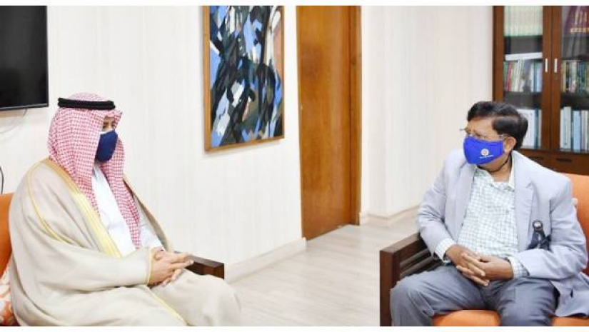 বস্ত্র ও পাটমন্ত্রী গোলাম দস্তগীর গাজীর সঙ্গে সাক্ষাৎকালে সৌদি রাষ্ট্রদূত