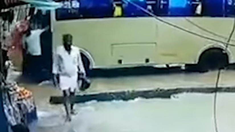 
চট্টগ্রামের মুরাদপুরে বুধবার দুপুরে রাস্তায় হেঁটে যাওয়ার সময় ড্রেনে পড়ে নিখোঁজ হন এক ব্যক্তি