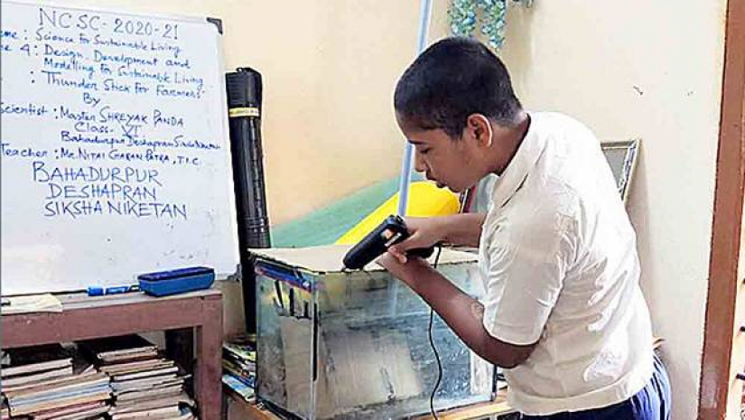 বজ্রপাত থেকে বাঁচাবে স্কুল ছাত্রের তৈরি ছাতা