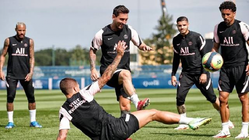 আজ রাতে পিএসজির হয়ে মাঠে নামছেন মেসি