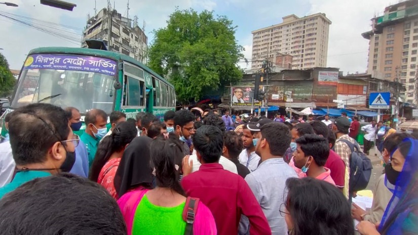 প্রশাসনের আশ্বাসে সাত কলেজ শিক্ষার্থীদের অবরোধ প্রত্যাহার