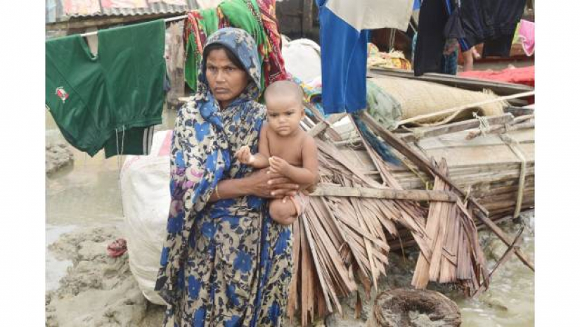 ঘূর্ণিঝড়ে বাস্তুহারা এক মা ও শিশু। সাতক্ষীরার শ্যামনগরের গাবুরা থেকে তোলা ছবিটি