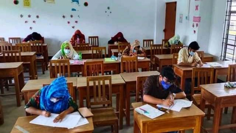 রাবিতে স্বাস্থ্যবিধি মেনে সশরীরে পরীক্ষা শুরু