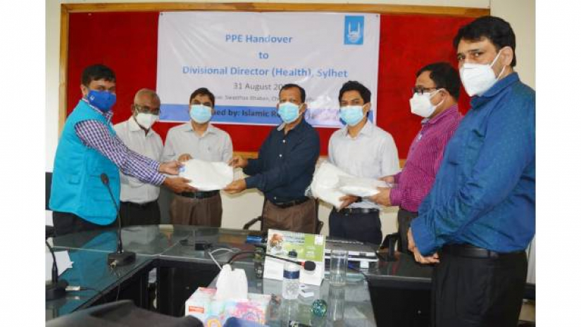 বিভাগীয় স্বাস্থ্য কর্মকর্তার কার্যালয়ে পিপিই হস্তান্তর করা হয়
