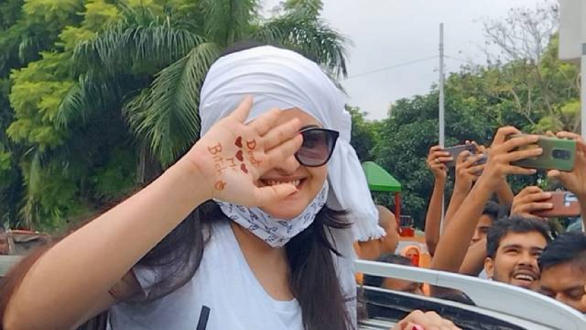 পরীমণির হাতে আঁকা ‘ডোন্ট লাভ মি বিচ’