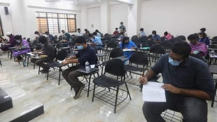 সশরীরে পরীক্ষা নিল ঢাবি গণযোগাযোগ ও সাংবাদিকতা বিভাগ