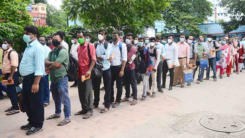 চাকরি প্রার্থীদের দীর্ঘ সাড়ি