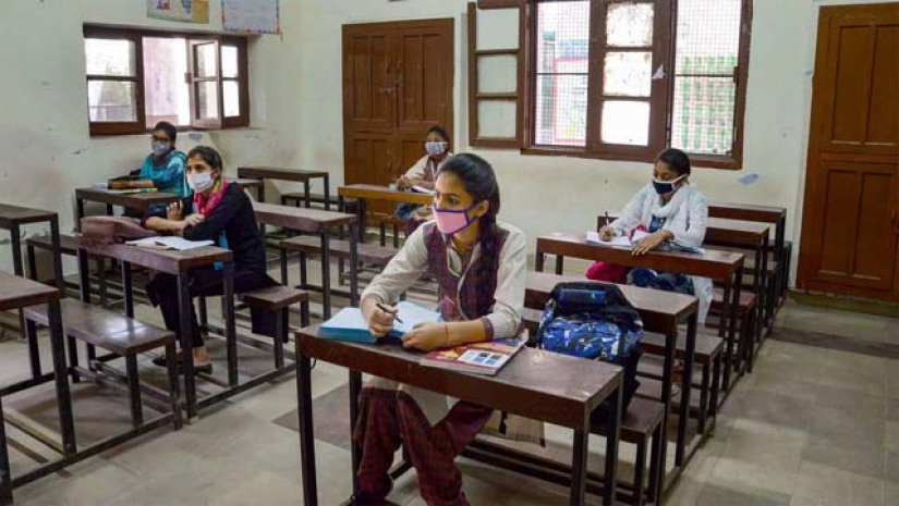 শ্রেণিকক্ষে সশরীরে পাঠদান