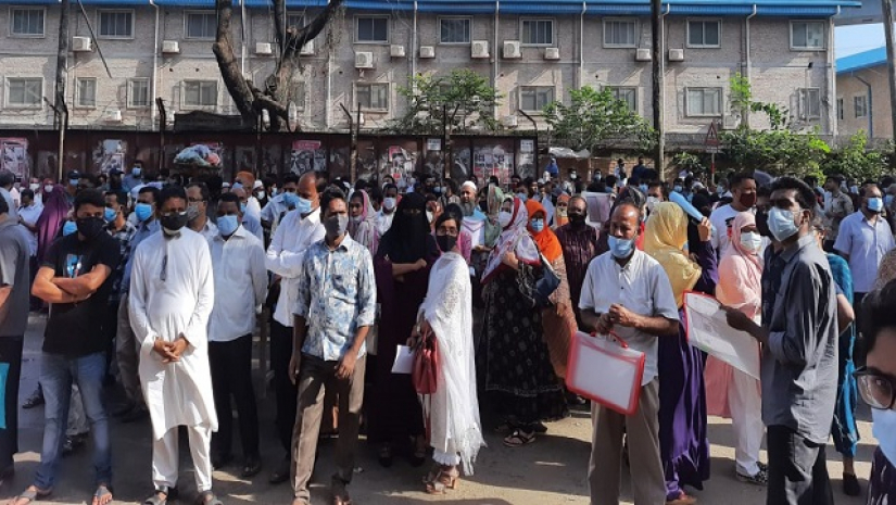 ডেন্টাল ভর্তি পরীক্ষা আজ, কেন্দ্রে শিক্ষার্থী-অভিভাবকদের ভিড়