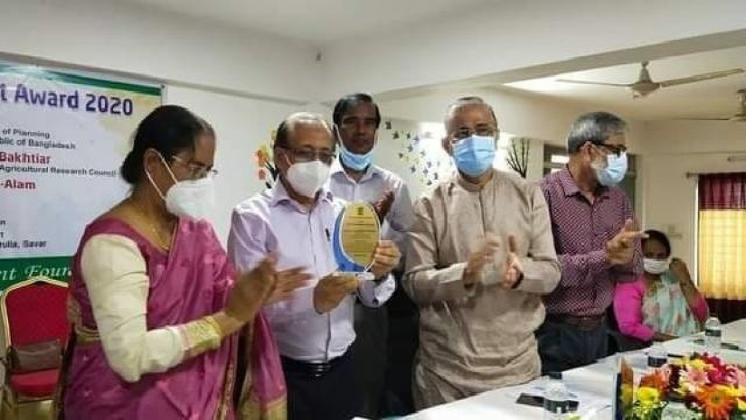 অনুষ্ঠানে পদক গ্রহণ করছেন  প্রফেসর ড. মো. শহীদুর রশীদ ভূঁইয়া