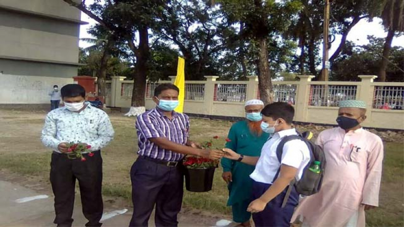 লাল গোলাপ দিয়ে শিক্ষার্থী বরণ