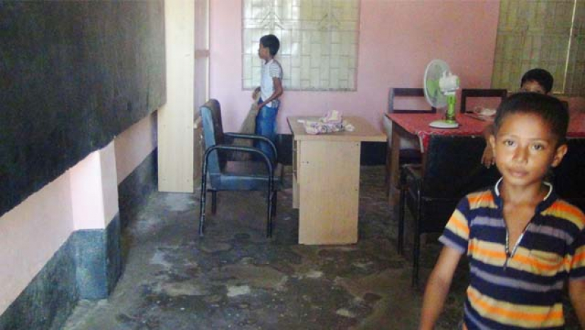 শিক্ষার্থীরাই পরিষ্কার করল শ্রেণিকক্ষ, শিক্ষকরা এলেন ১১ টায়