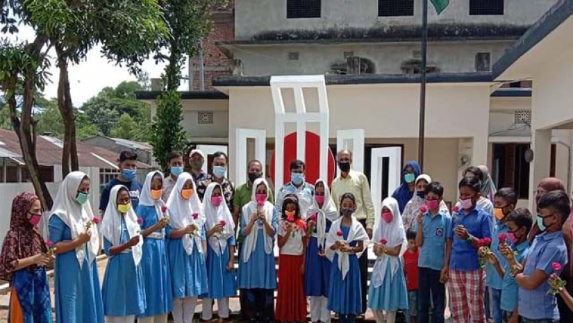 লোহাগাড়ায় ফুল দিয়ে শিক্ষার্থীদের বরণ