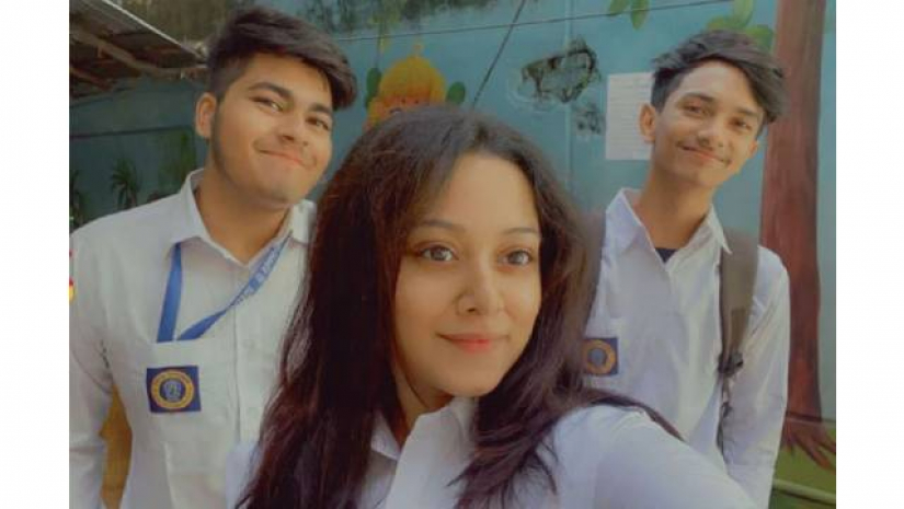 সহপাঠীদের সঙ্গে দীঘি