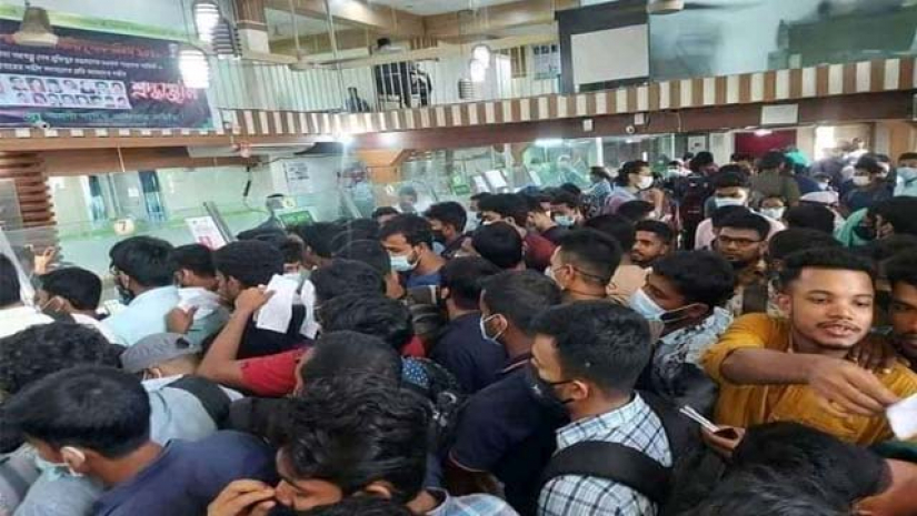 গা ঘেঁষে ফি দিয়ে ফাঁকে বসে পরীক্ষা দিতে রাজি নয় রাবি শিক্ষার্থীরা