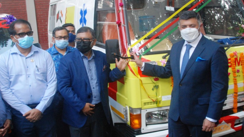 স্বাস্থ্যমন্ত্রী জাহিদ মালেকের নিকট অ্যাম্বুলেন্সের চাবি হন্তান্তর করেন ঢাকায় নিযুক্ত ভারতের হাইকমিশনার বিক্রম কে দোরাইস্বামী