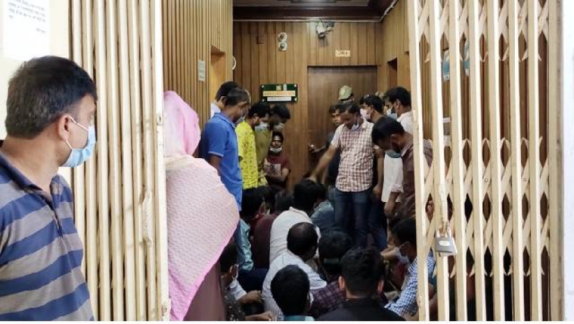 উপাচার্যকে ঘেরাও করেছে সাবেক ছাত্রলীগ নেতাকর্মীরা