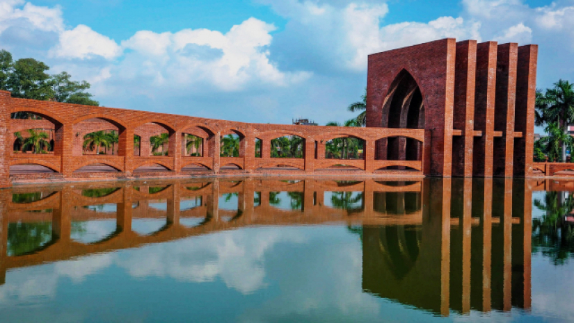 ইসলামিক ইউনিভার্সিটি অফ টেকনোলজি (আইইউটি)’র দৃষ্টনন্দন প্রবেশদ্বার