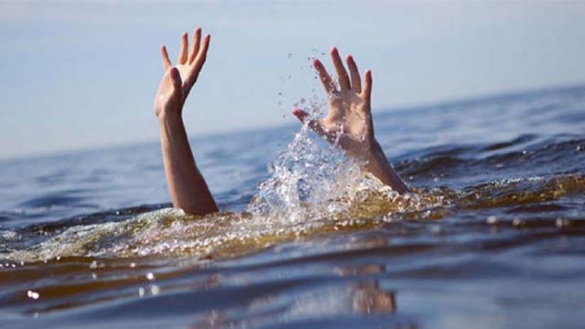 নদীতে স্কুলছাত্রীর ঝাপ 