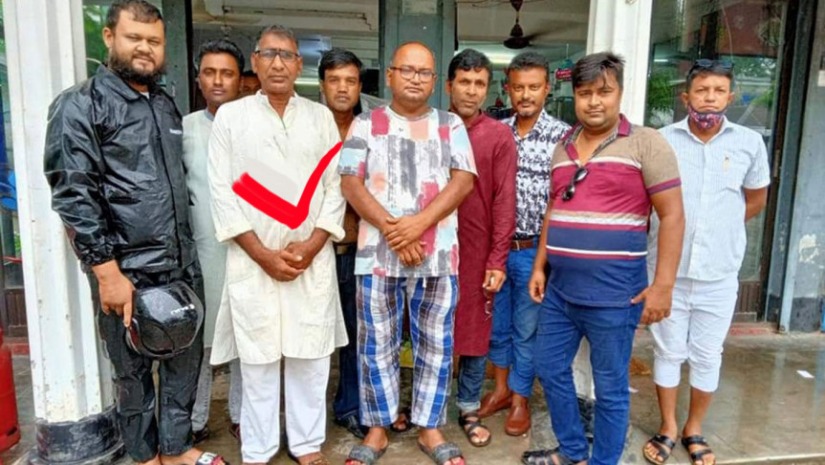 পাবনার ভাঙ্গুড়া উপজেলার দুধবাড়িয়া সরকারি প্রাথমিক বিদ্যালয়ের প্রধান শিক্ষক নাসির উদ্দিন (টিক চিহ্ন দেওয়া)