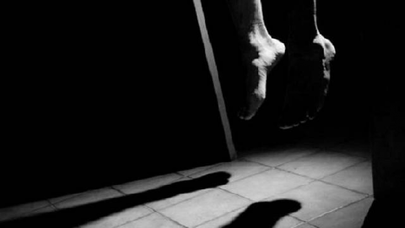 ঝিনাইদহে প্রধান শিক্ষকের ঝুলন্ত মরদেহ উদ্ধার 