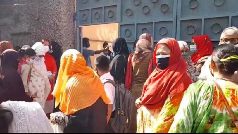 শিক্ষাপ্রতিষ্ঠানের সামনে অভিভাবকরা ভিড় করলে ব্যবস্থা