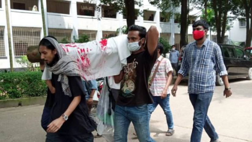 গাছ কাটার প্রতিবাদে ঢাবিতে কফিন মিছিল