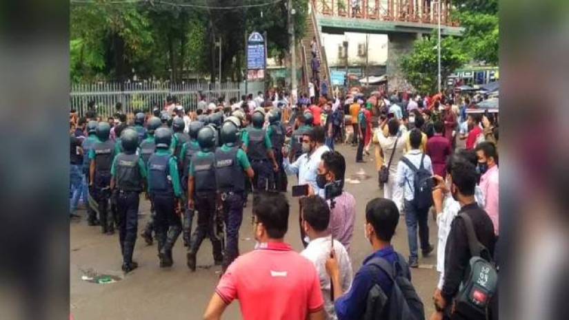 রাসেলের মুক্তির দাবিতে শাহবাগে বিক্ষোভ, পুলিশের লাঠিপেটা 
