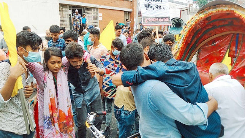 চাকরির বয়সসীমা বাড়ানোর কর্মসূচিতে পুলিশের বাধা