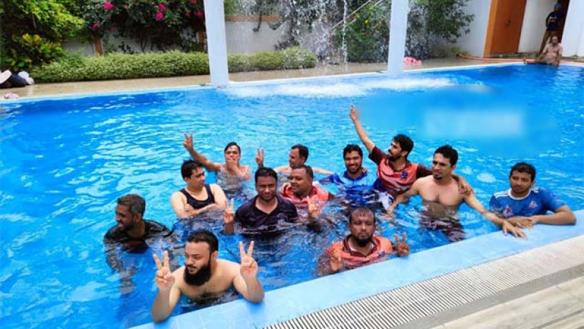 অ্যাকাডেমিক কাজের কথা বলে বিশ্ববিদ্যালয়ের বাস নিয়ে রিসোর্টে ঢাবি শিক্ষক 