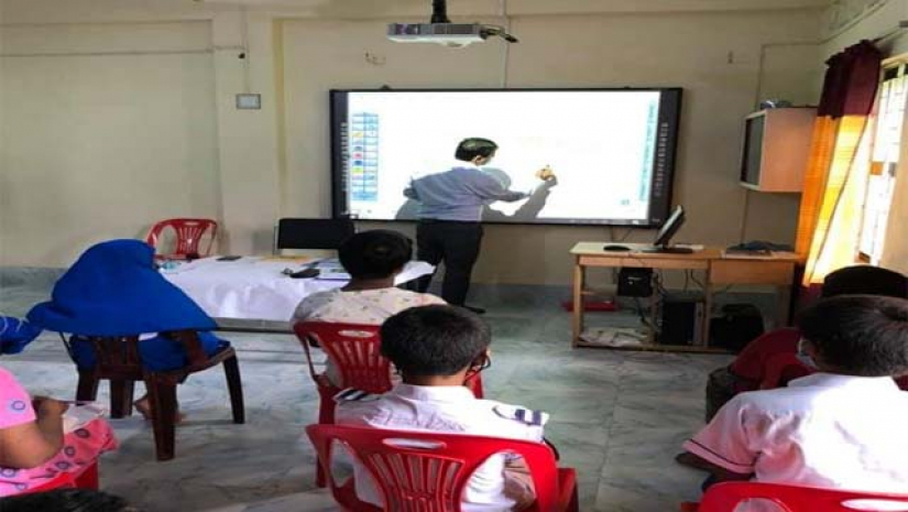 শিক্ষার্থীদের ক্লাস নিচ্ছেন ইউএনও