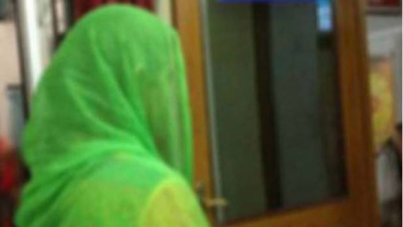 বিয়ের দাবিতে পুলিশ সদস্যের বাড়িতে অবস্থান ধর্মঘট কলেজছাত্রীর