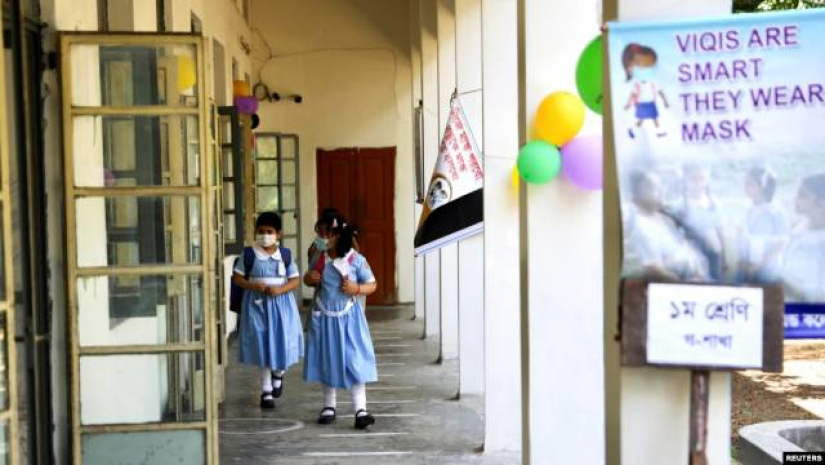 ভিকরুন্নিসা নূন স্কুল অ্যান্ড কলেজে করিডোরে শিক্ষার্থীরা হাঁটছে