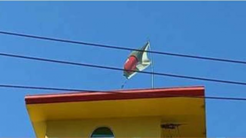 বিদ্যালয়ের ছাদে উড়ছে ছেঁড়া পতাকা