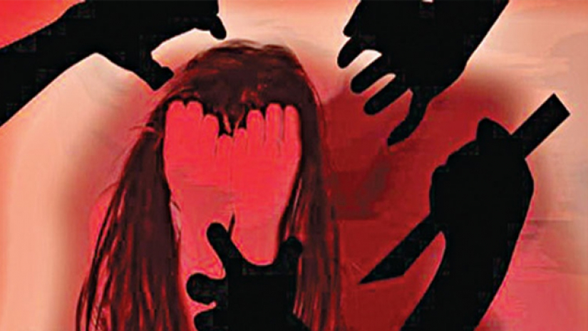 টিউশন মাস্টার বিভিন্ন সময় ছাত্রীর মাকে কুপ্রস্তাব দিত