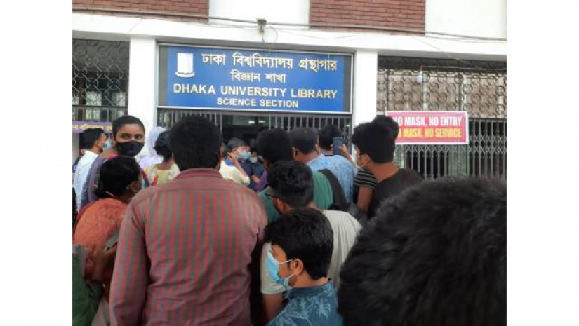 ঢাবির বিজ্ঞান গ্রন্থাগারে চাকরিপ্রত্যাশীরাও, প্রবেশে মানা হয়নি স্বাস্থ্যবিধি