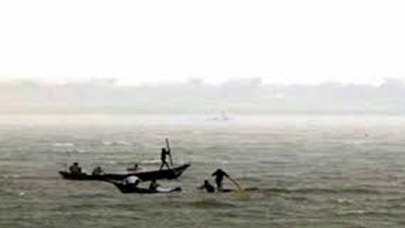 ৪০ যাত্রী নিয়ে পদ্মায় নৌকাডুবি, ৩ জনের মরদেহ উদ্ধার