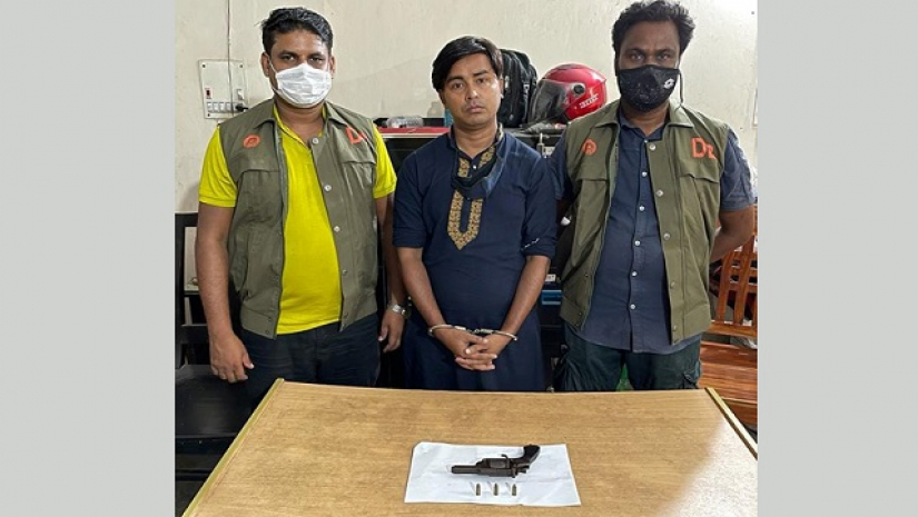 পিস্তুল-গুলিসহ জেলা ছাত্রদলের সভাপতি আটক