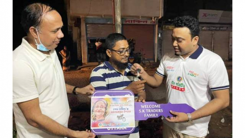 নতুন বাইকের চাবি হস্তান্তর করছেন গোলাম রাব্বানী