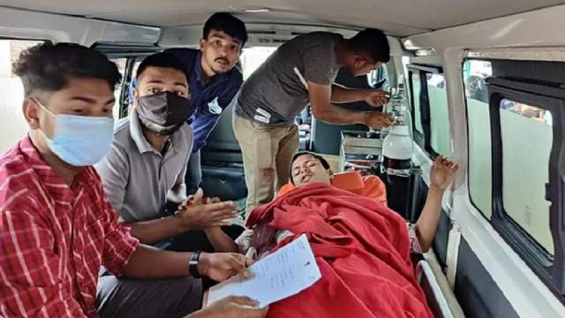 গুরুতর অসুস্থ এক শিক্ষার্থীকে হাসপাতালে নিয়ে যাওয়া হচ্ছে
