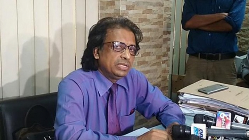 ঢাকা বিশ্ববিদ্যালয়ের একটি কেন্দ্রে পরীক্ষা দিচ্ছেন ভর্তিচ্ছুরা