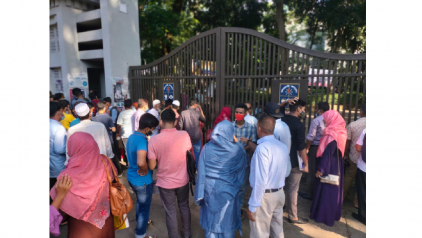 ঢাবি ভর্তি পরীক্ষা: স্বাস্থ্যবিধি না মানার ক্ষেত্রে অভিভাবকরাই সেরা