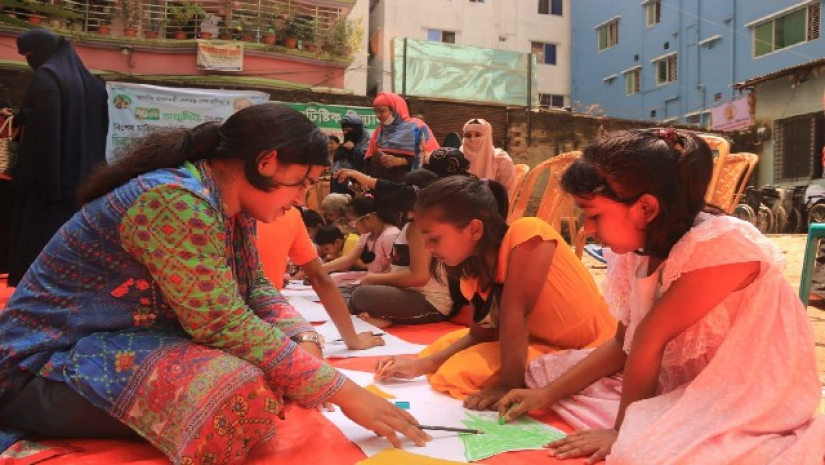 অটিজম শিশুদের চিত্রাঙ্কন দেখছেন ফরিদা পারভীন 