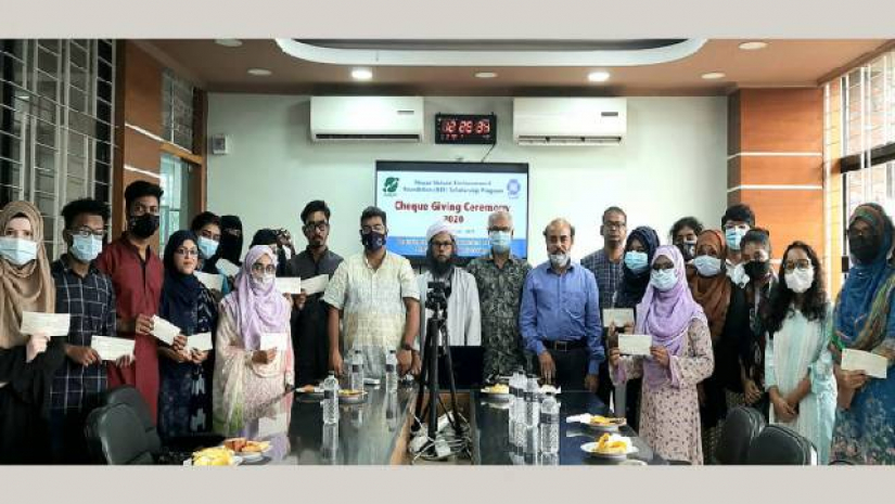 পরিবেশ বিজ্ঞান বিভাগের কনফারেন্স রুমে বৃত্তিপ্রাপ্ত শিক্ষার্থীদের মধ্যে চেক বিতরণ করা হয়