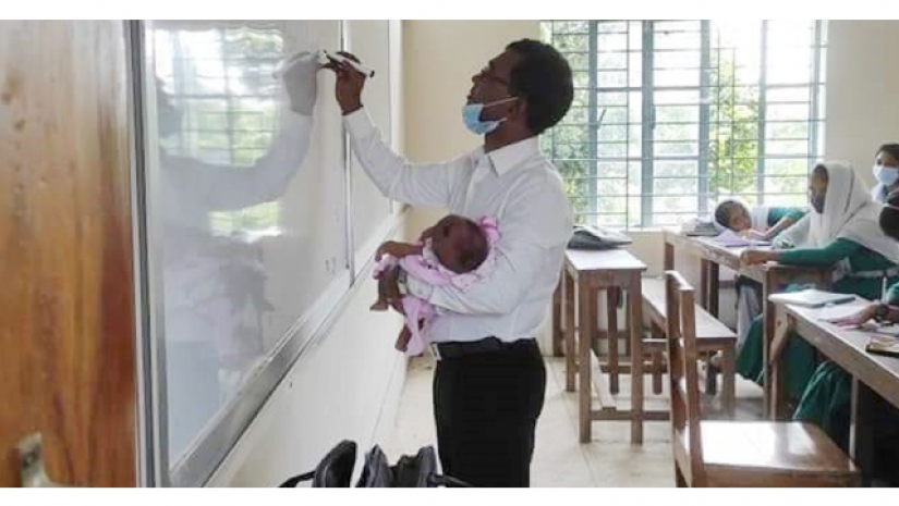 ছাত্রীর সন্তানকে কোলে নিয়ে ক্লাস নিলেন শিক্ষক